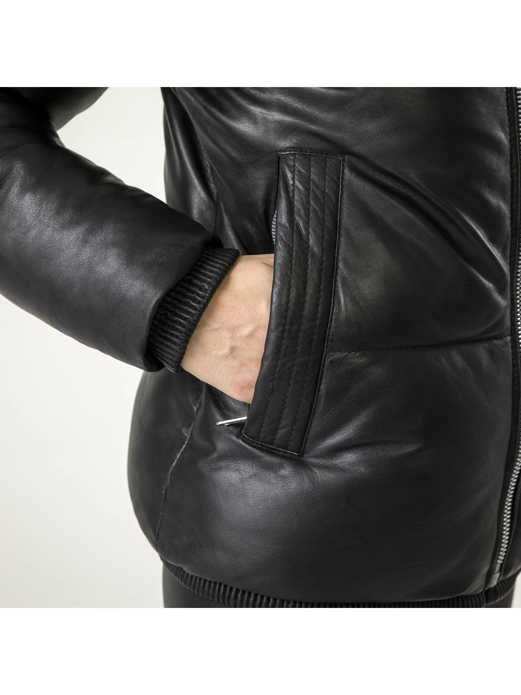 Sale,Best Seller, voir image en taille réelle de la vue frontale de Product detail - LEGACY Leather Jacket Women black