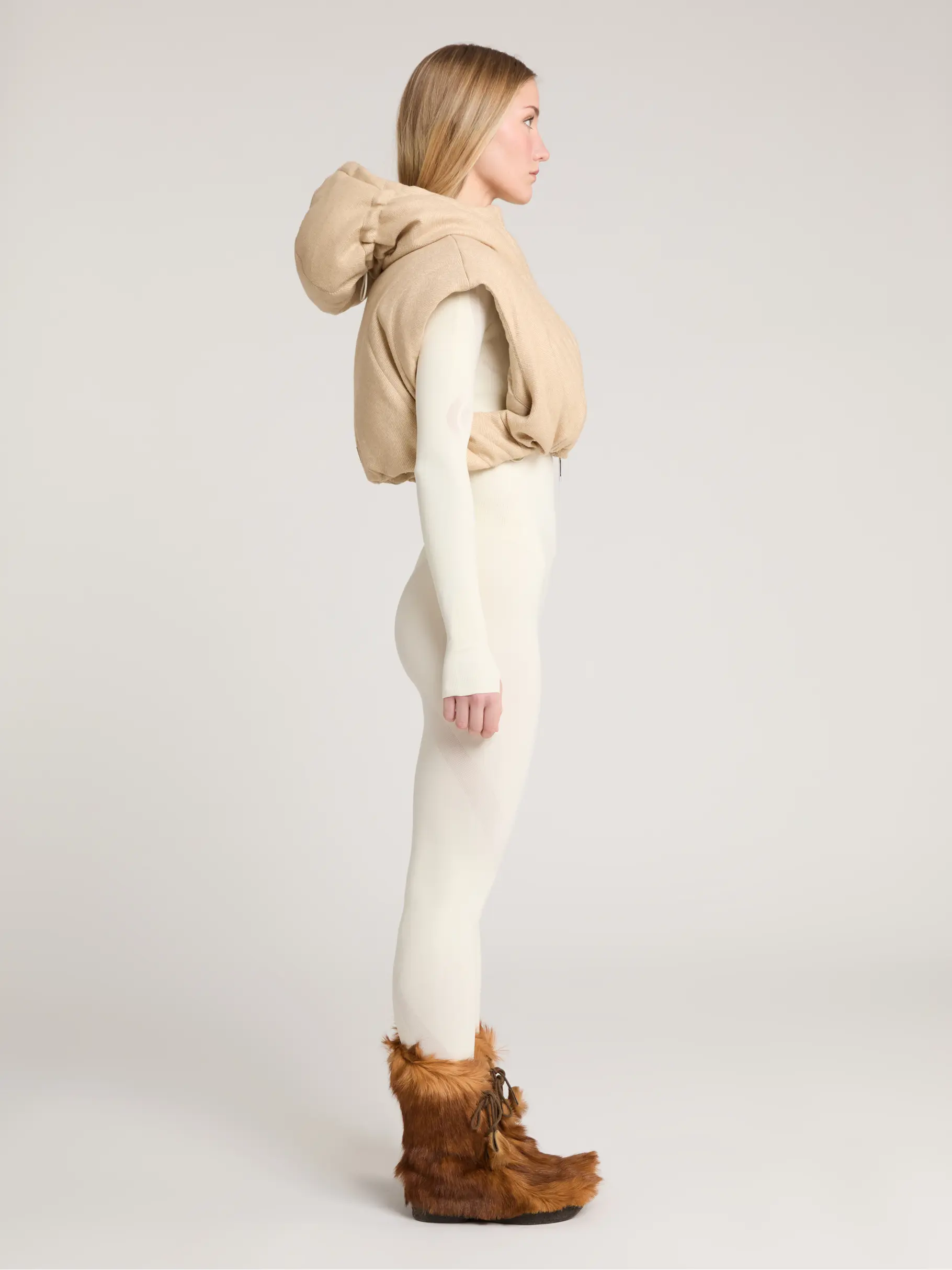 , weergave van volledige grootte van vooraanzicht van Product detail - AMBER CROPPED VEST light beige