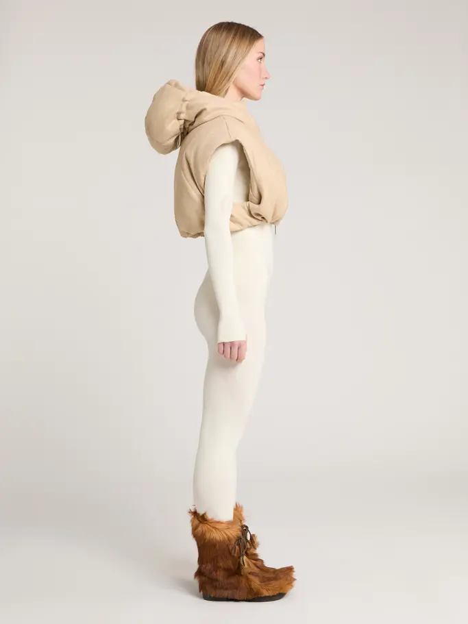 , zobrazit obrázek v plné velikosti z předního pohledu Product detail - AMBER CROPPED VEST light beige