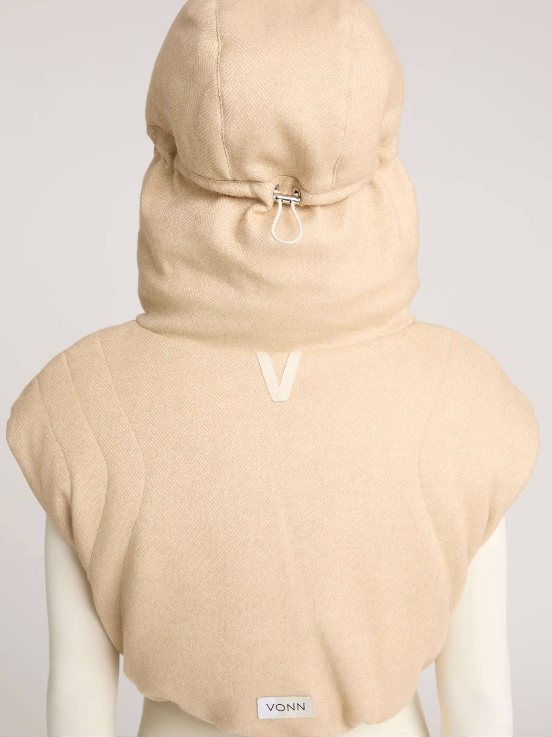 , weergave van volledige grootte van vooraanzicht van Product detail - AMBER CROPPED VEST light beige