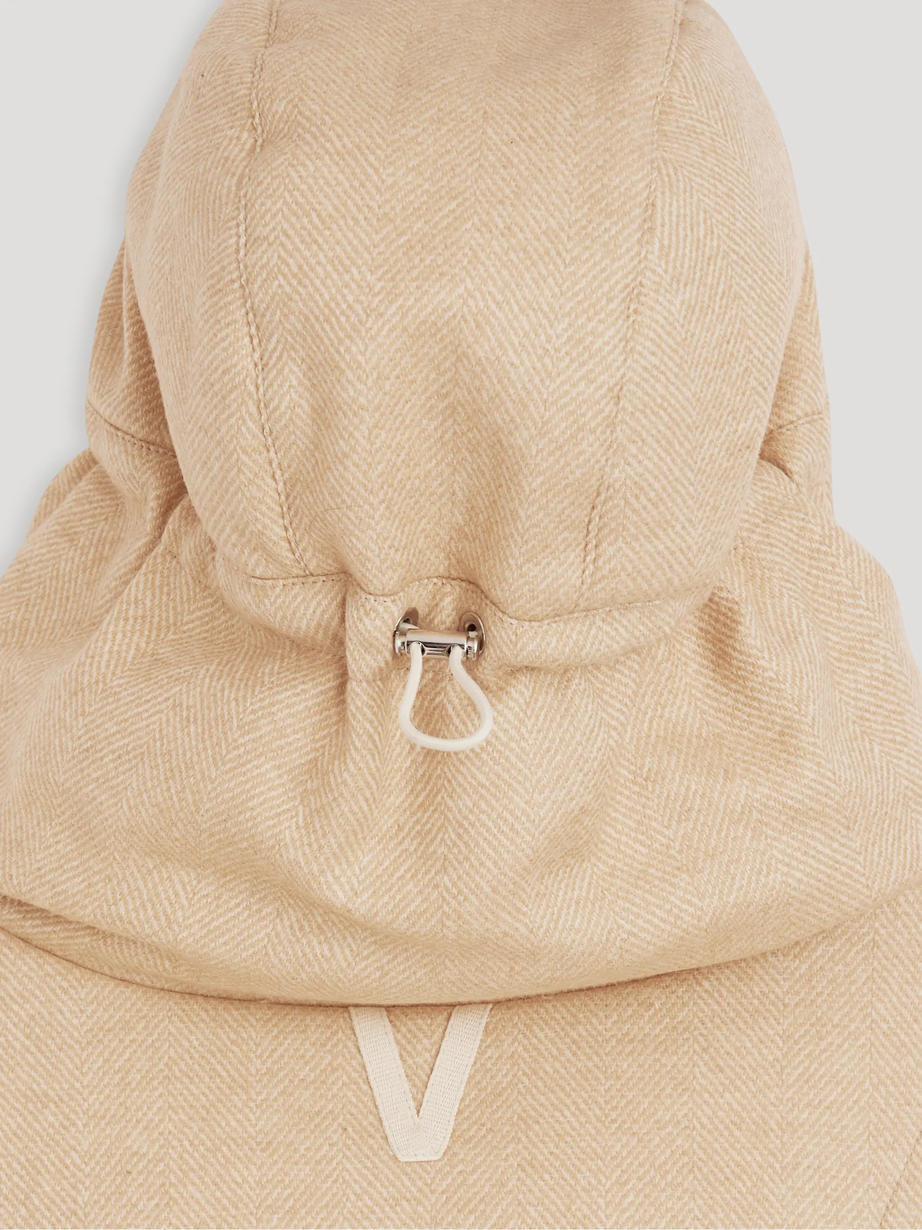 , weergave van volledige grootte van vooraanzicht van Product detail - AMBER CROPPED VEST light beige