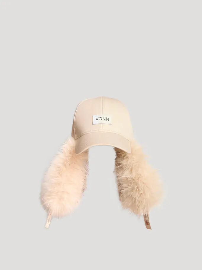 , wyświetl pełno wymiarowy obraz widoku z przodu Product detail - POPPY FUR BASEBALL CAP light beige
