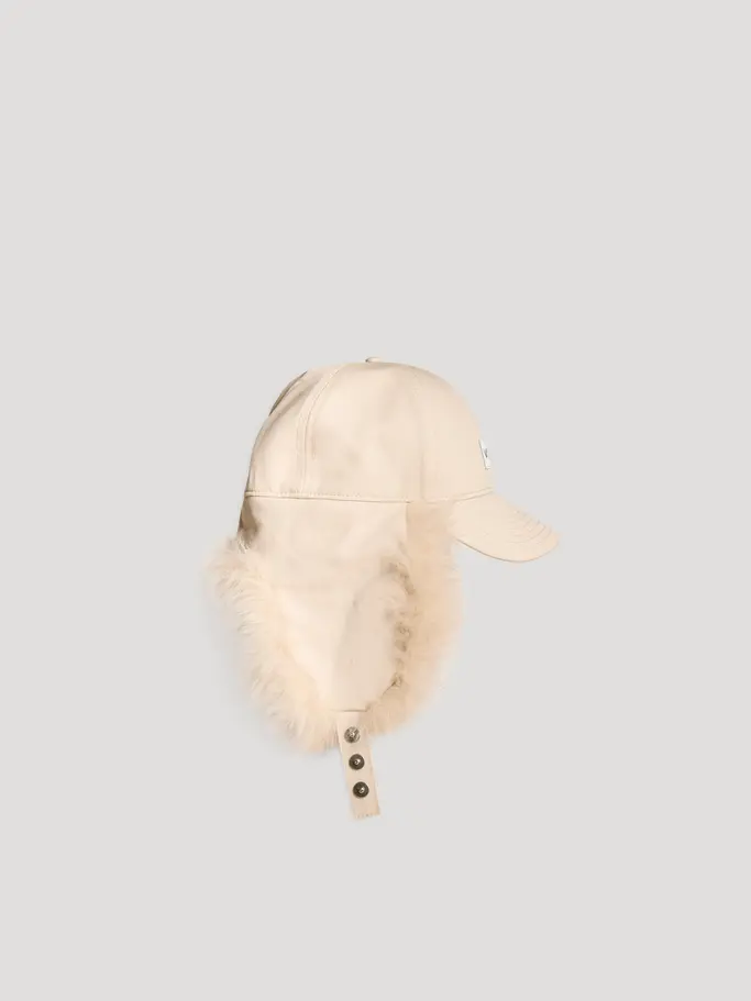 , wyświetl pełno wymiarowy obraz widoku z przodu Product detail - POPPY FUR BASEBALL CAP light beige