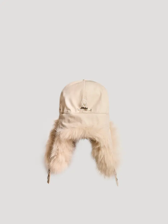 , wyświetl pełno wymiarowy obraz widoku z przodu Product detail - POPPY FUR BASEBALL CAP light beige